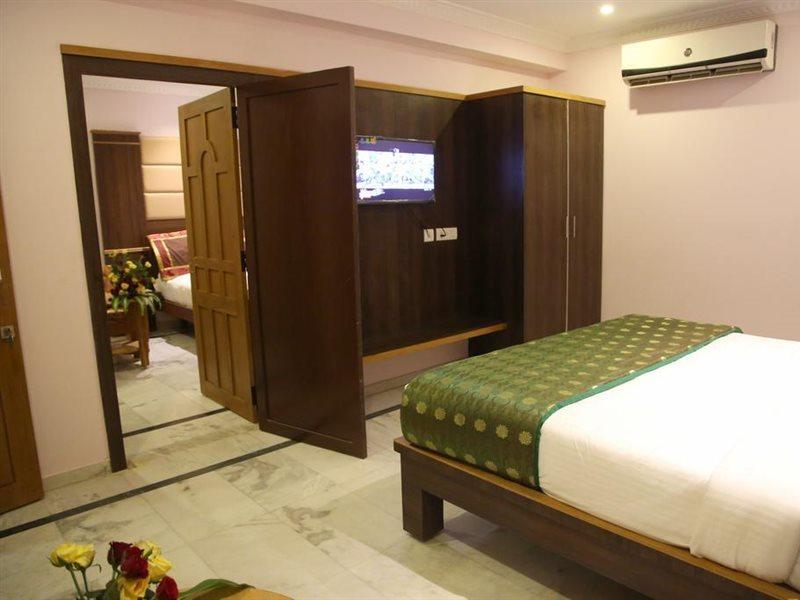 Poppys S.E.T Residency Hotel Кумбаконам Екстериор снимка