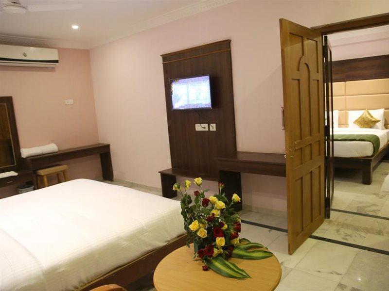 Poppys S.E.T Residency Hotel Кумбаконам Екстериор снимка