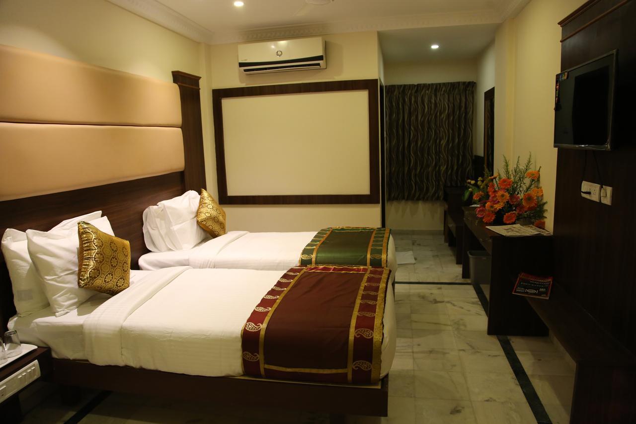 Poppys S.E.T Residency Hotel Кумбаконам Екстериор снимка